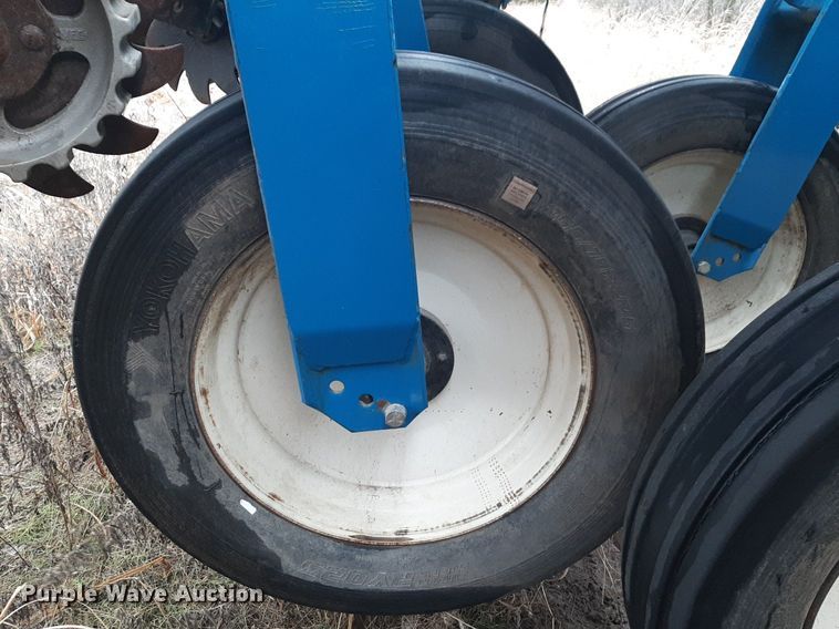image for item LY9028 2002 Kinze 3700 no-till planter