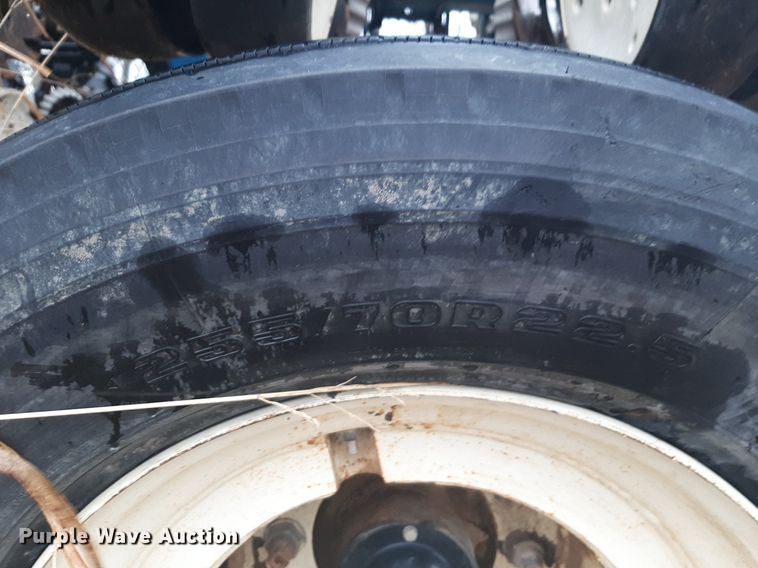 image for item LY9028 2002 Kinze 3700 no-till planter