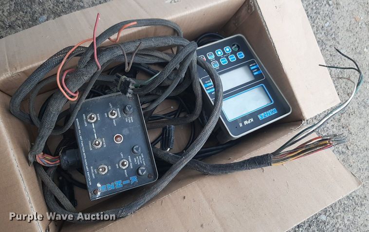 image for item LY9028 2002 Kinze 3700 no-till planter