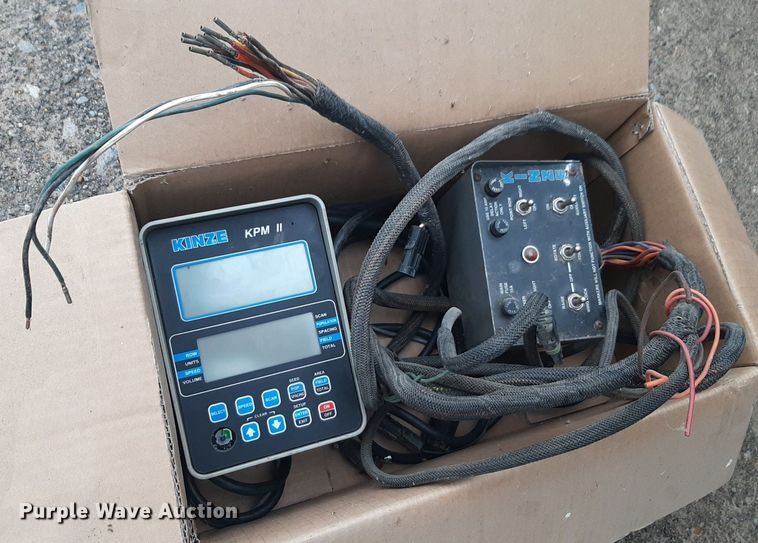 image for item LY9028 2002 Kinze 3700 no-till planter