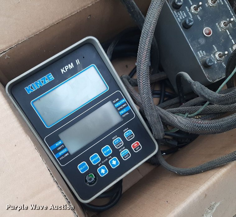 image for item LY9028 2002 Kinze 3700 no-till planter