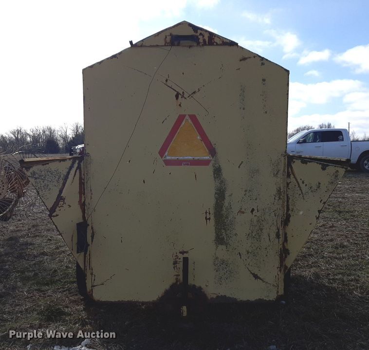 image for item LY9030 1993 Grain Belt 6P livestock feeder