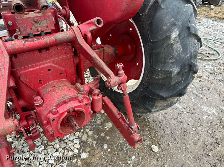 image for item NM9221 International Harvester 340 tractor