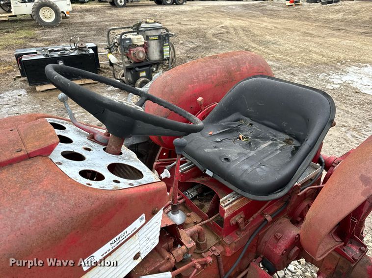 image for item NM9221 International Harvester 340 tractor