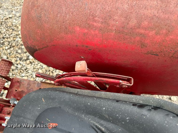 image for item NM9221 International Harvester 340 tractor