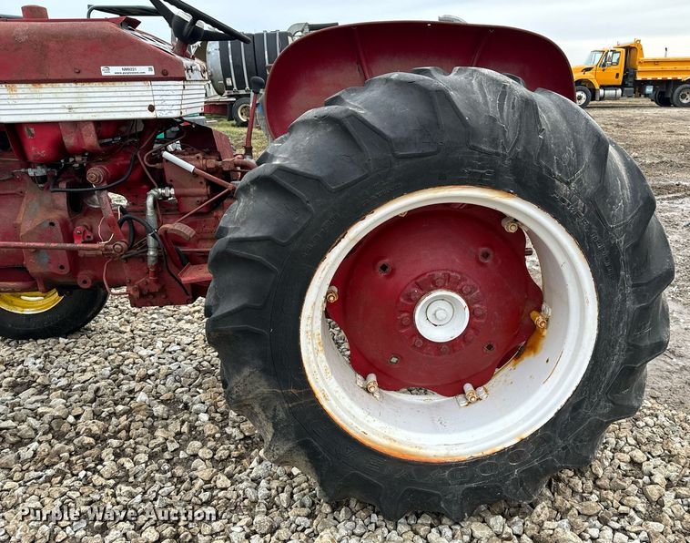 image for item NM9221 International Harvester 340 tractor