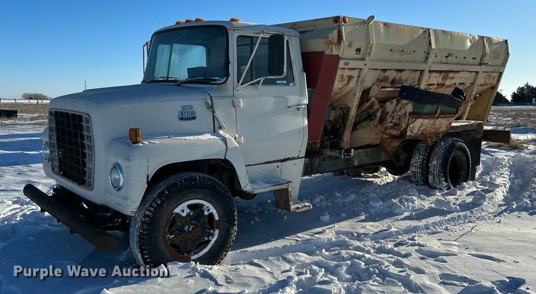 image for item NS9164 1979 Ford 800 feed delivery truck