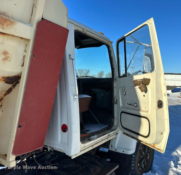 image for item NS9164 1979 Ford 800 feed delivery truck