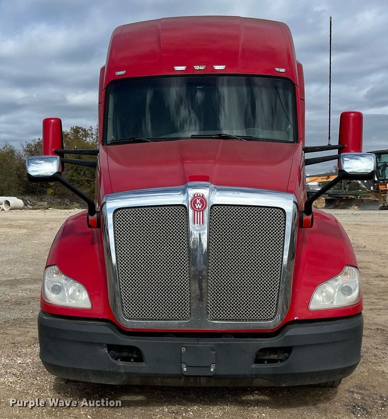 image for item DM2025 2017 Kenworth  T680 semi truck
