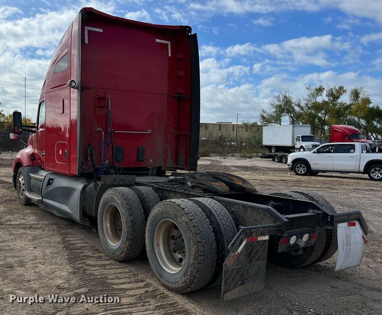 image for item DM2025 2017 Kenworth  T680 semi truck