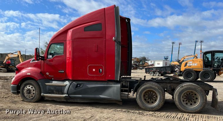 image for item DM2025 2017 Kenworth  T680 semi truck