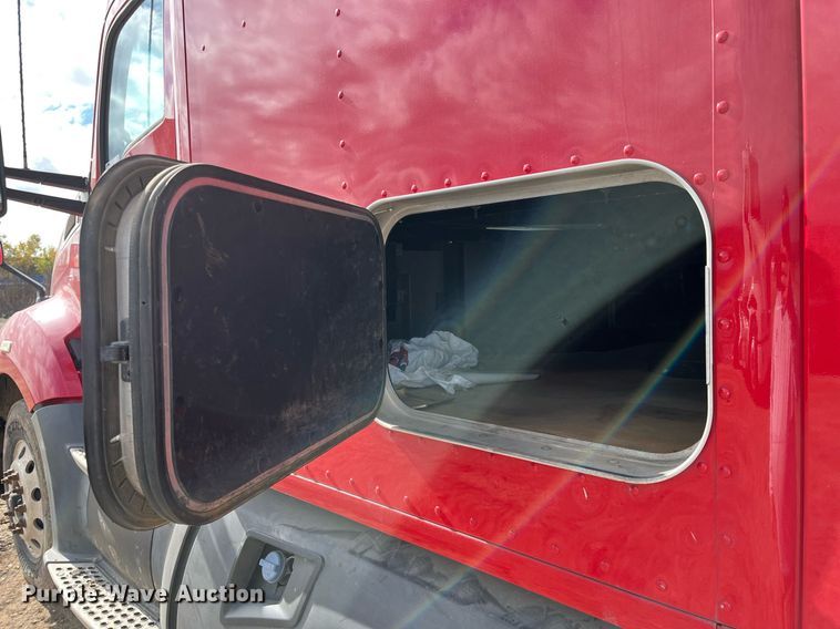 image for item DM2025 2017 Kenworth  T680 semi truck
