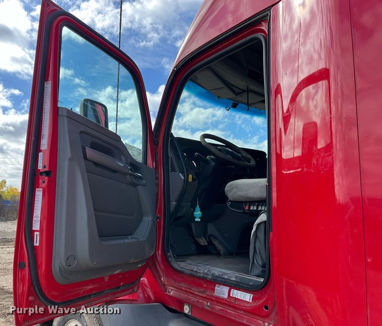 image for item DM2025 2017 Kenworth  T680 semi truck