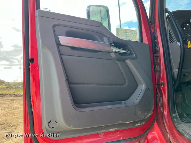 image for item DM2025 2017 Kenworth  T680 semi truck