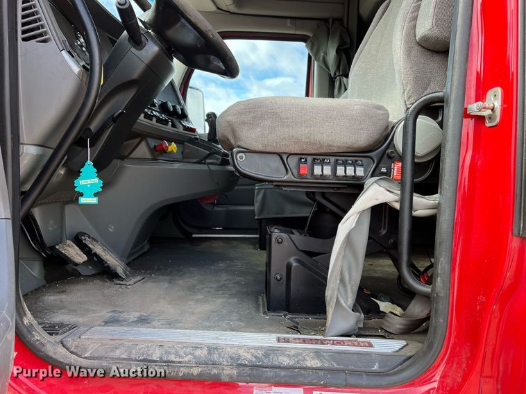 image for item DM2025 2017 Kenworth  T680 semi truck