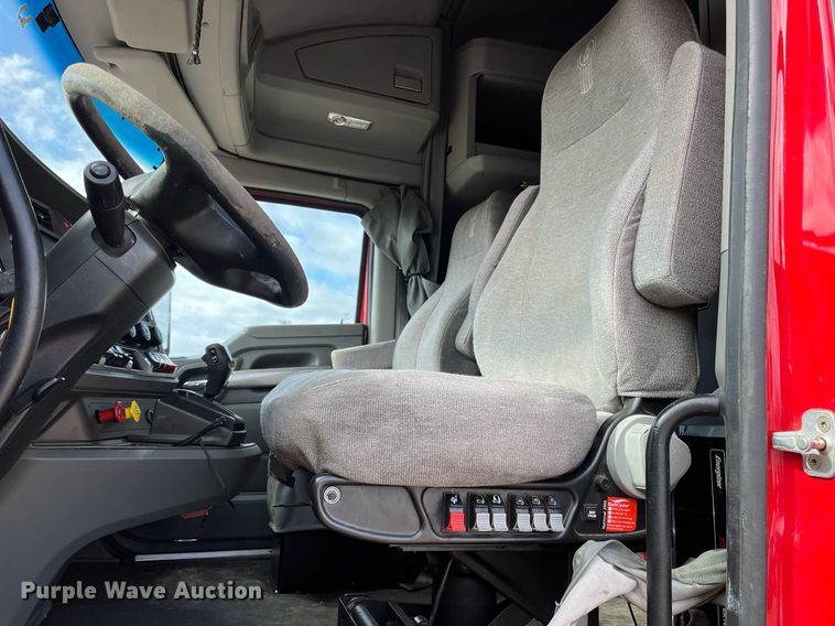 image for item DM2025 2017 Kenworth  T680 semi truck