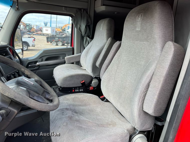 image for item DM2025 2017 Kenworth  T680 semi truck