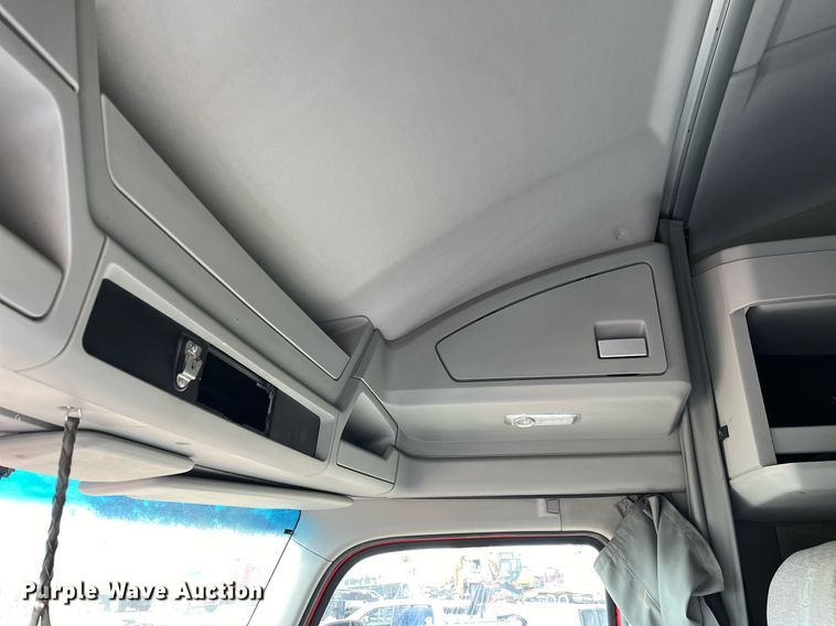 image for item DM2025 2017 Kenworth  T680 semi truck