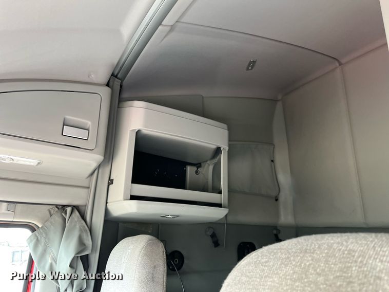 image for item DM2025 2017 Kenworth  T680 semi truck