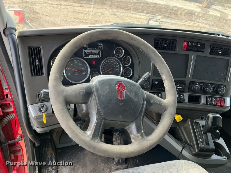 image for item DM2025 2017 Kenworth  T680 semi truck