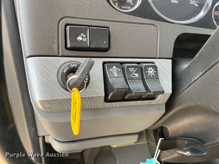 image for item DM2025 2017 Kenworth  T680 semi truck