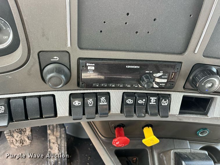 image for item DM2025 2017 Kenworth  T680 semi truck