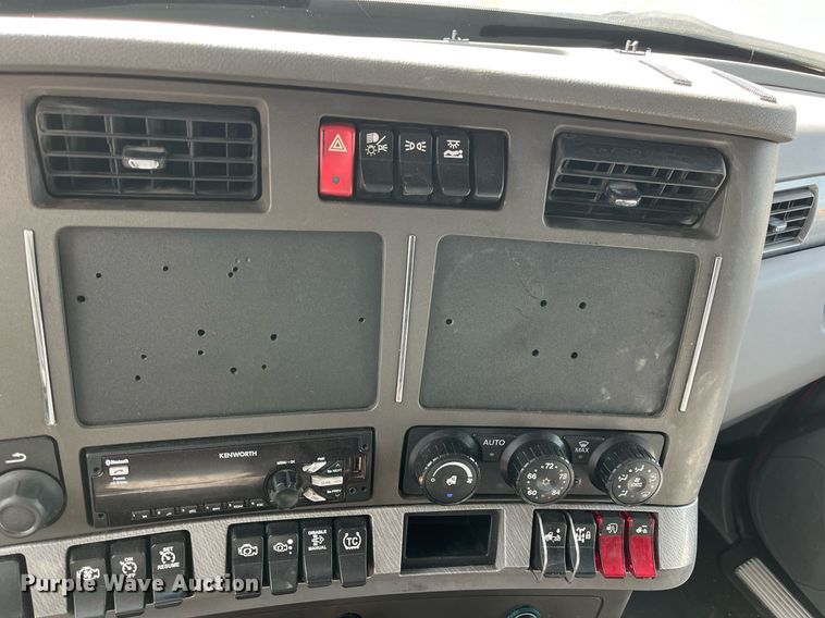 image for item DM2025 2017 Kenworth  T680 semi truck
