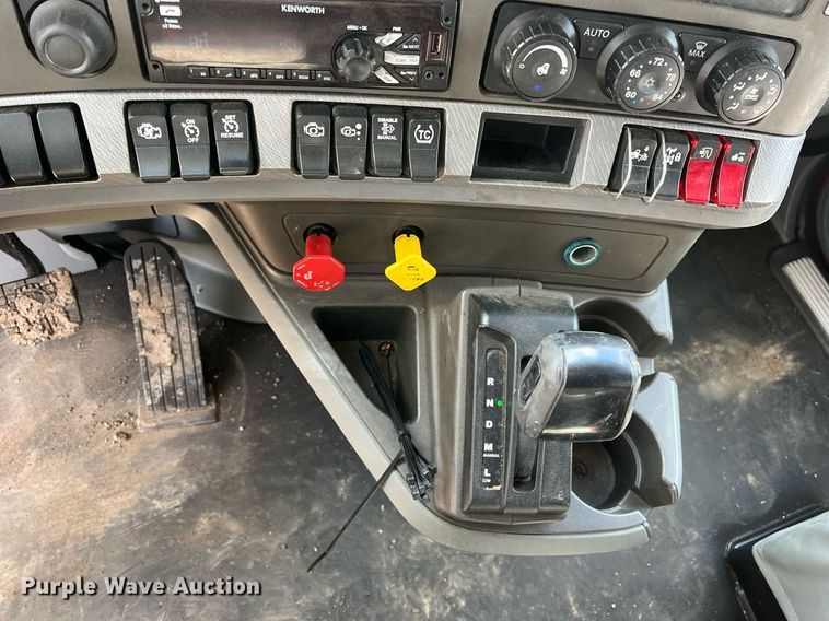 image for item DM2025 2017 Kenworth  T680 semi truck