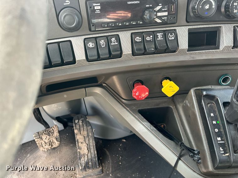 image for item DM2025 2017 Kenworth  T680 semi truck