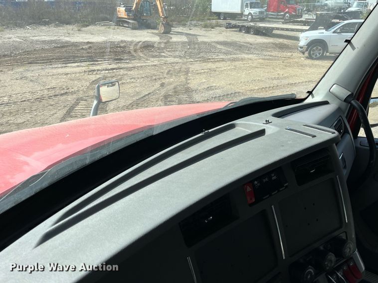 image for item DM2025 2017 Kenworth  T680 semi truck