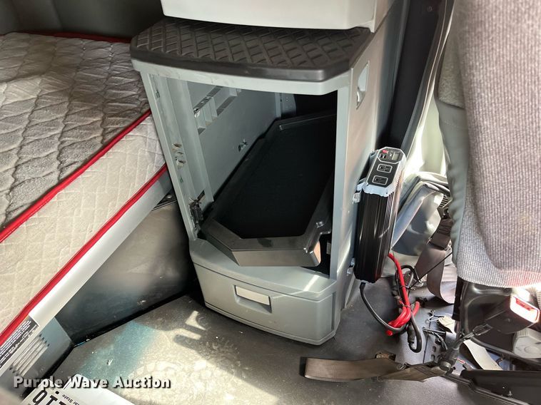 image for item DM2025 2017 Kenworth  T680 semi truck