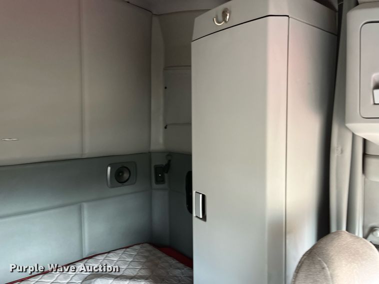 image for item DM2025 2017 Kenworth  T680 semi truck