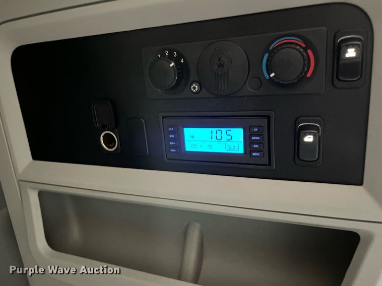 image for item DM2025 2017 Kenworth  T680 semi truck