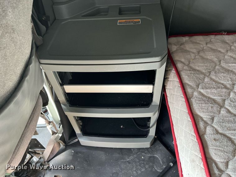 image for item DM2025 2017 Kenworth  T680 semi truck