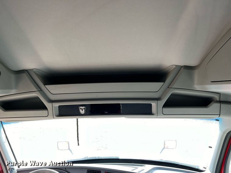 image for item DM2025 2017 Kenworth  T680 semi truck