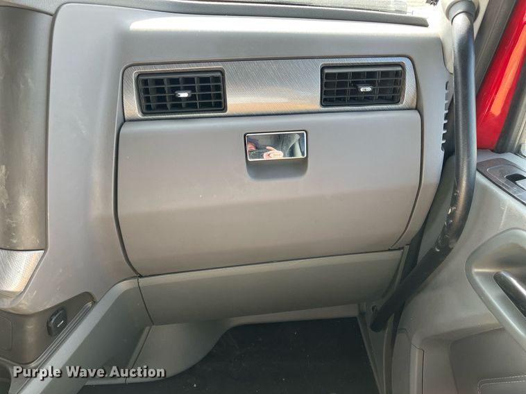 image for item DM2025 2017 Kenworth  T680 semi truck