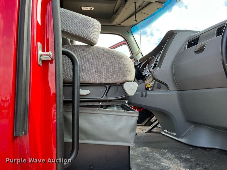 image for item DM2025 2017 Kenworth  T680 semi truck