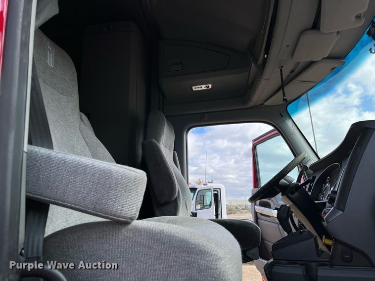 image for item DM2025 2017 Kenworth  T680 semi truck