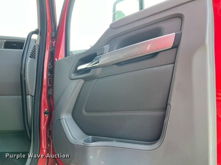 image for item DM2025 2017 Kenworth  T680 semi truck