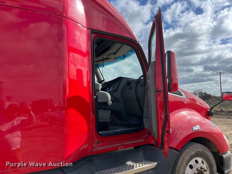 image for item DM2025 2017 Kenworth  T680 semi truck