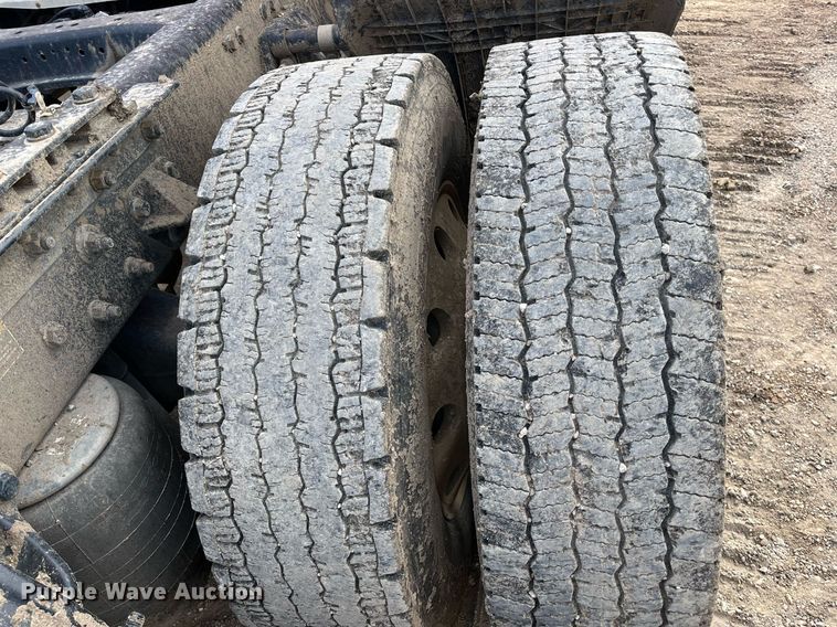 image for item DM2025 2017 Kenworth  T680 semi truck