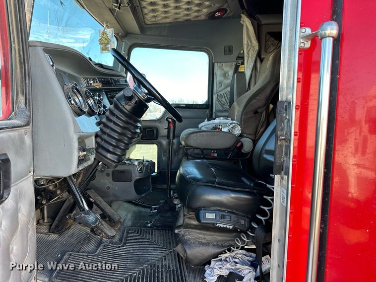 image for item DM2662 2006 Kenworth T600 semi truck