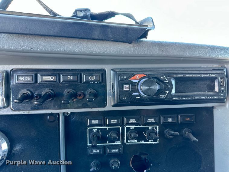 image for item DM2662 2006 Kenworth T600 semi truck