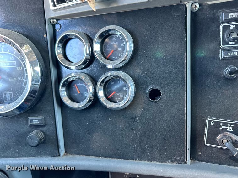 image for item DM2662 2006 Kenworth T600 semi truck