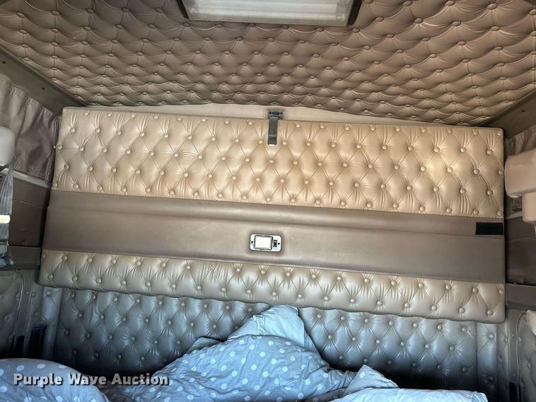 image for item DM2662 2006 Kenworth T600 semi truck