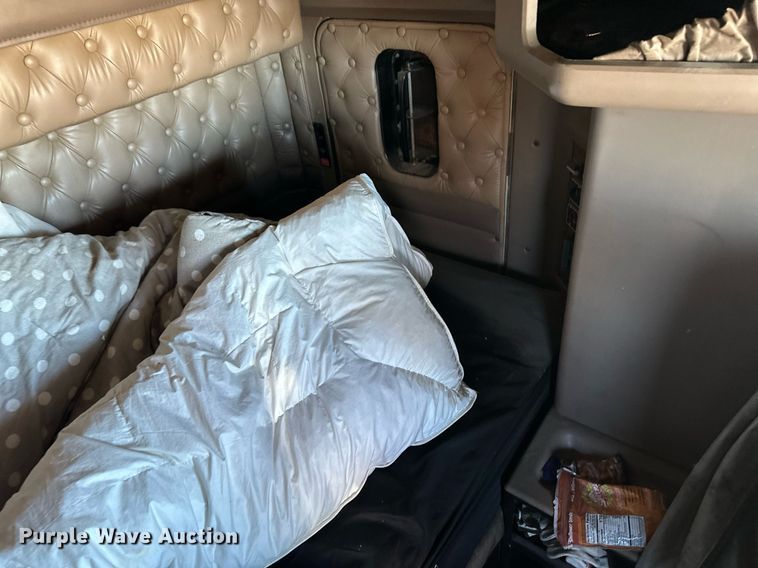 image for item DM2662 2006 Kenworth T600 semi truck