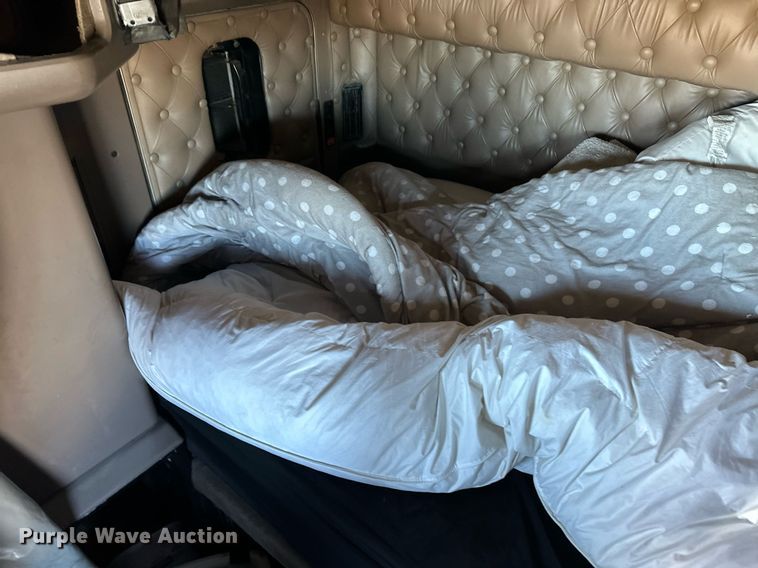 image for item DM2662 2006 Kenworth T600 semi truck