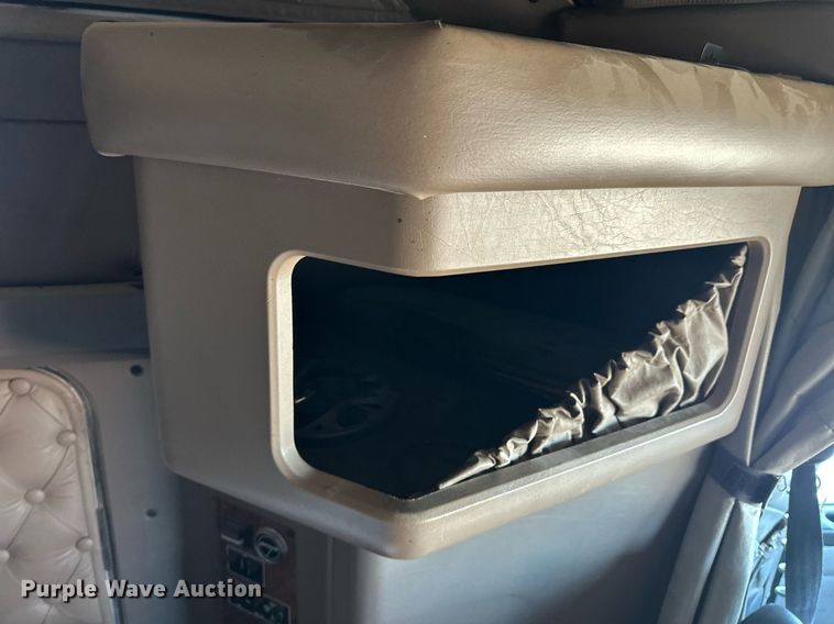 image for item DM2662 2006 Kenworth T600 semi truck