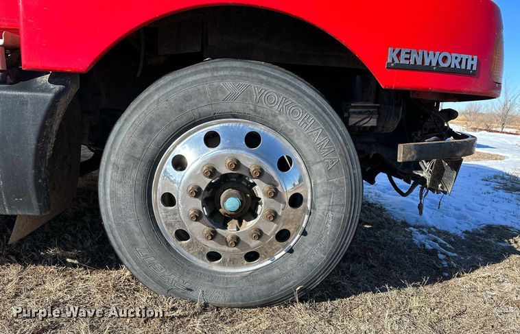 image for item DM2662 2006 Kenworth T600 semi truck