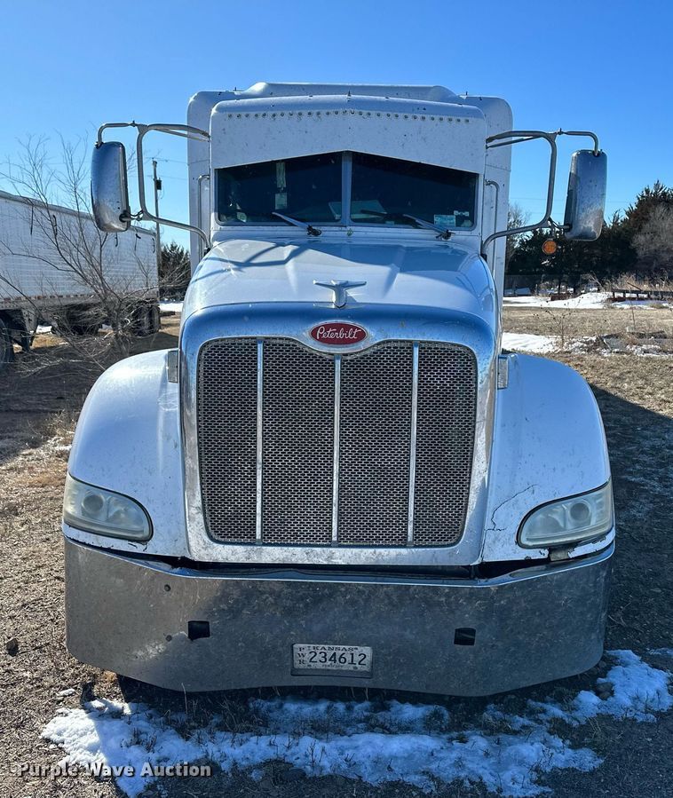 image for item DM2663 2011 Peterbilt 386 semi truck